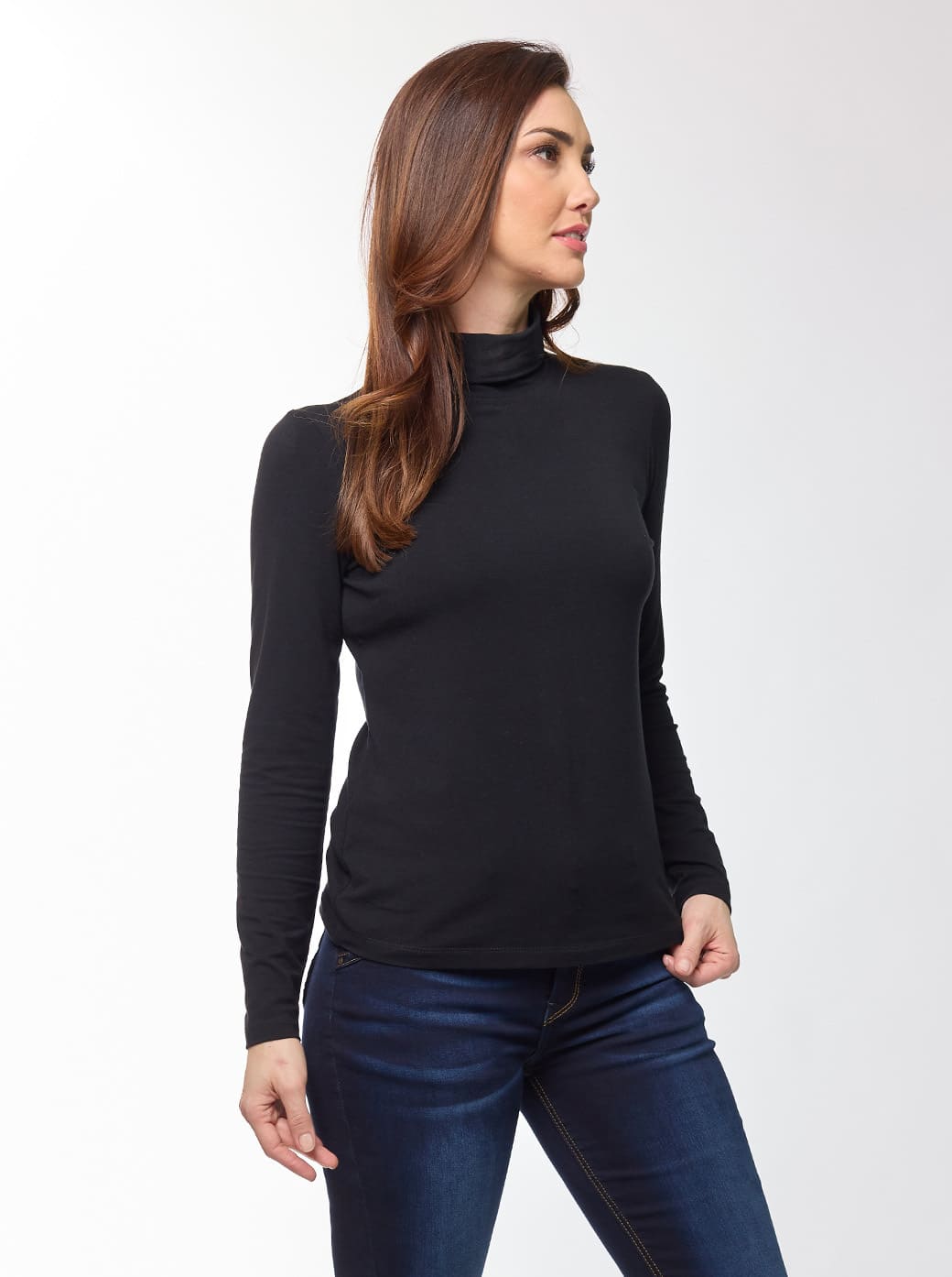 Blusa negra cuello alto Esenciales