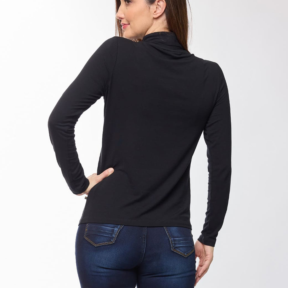 
                      
                        Blusa negra cuello alto Esenciales
                      
                    