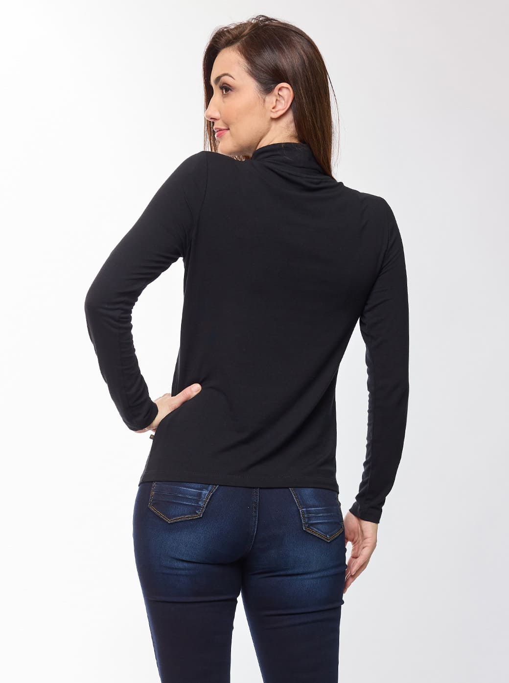 Blusa negra cuello alto Esenciales