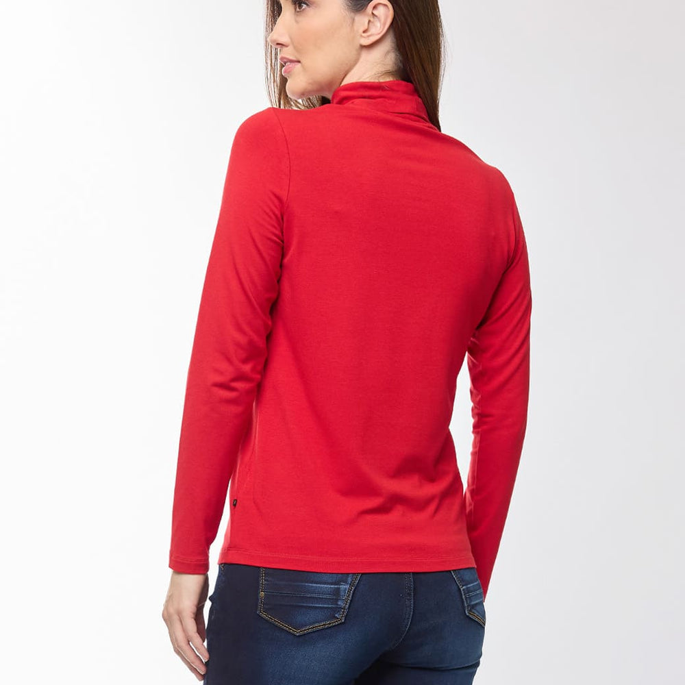 
                      
                        Blusa roja cuello alto Esenciales
                      
                    