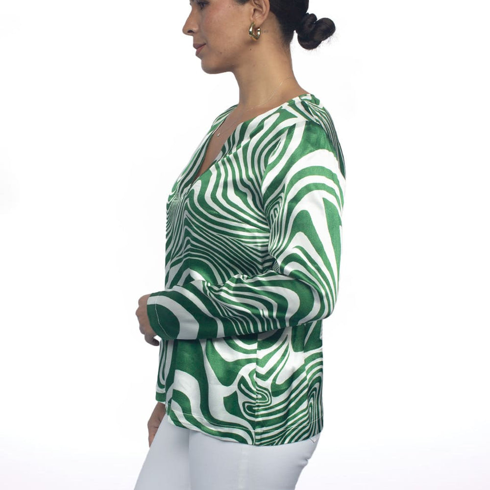 
                      
                        Blusa verde abertura en costados Esenciales
                      
                    