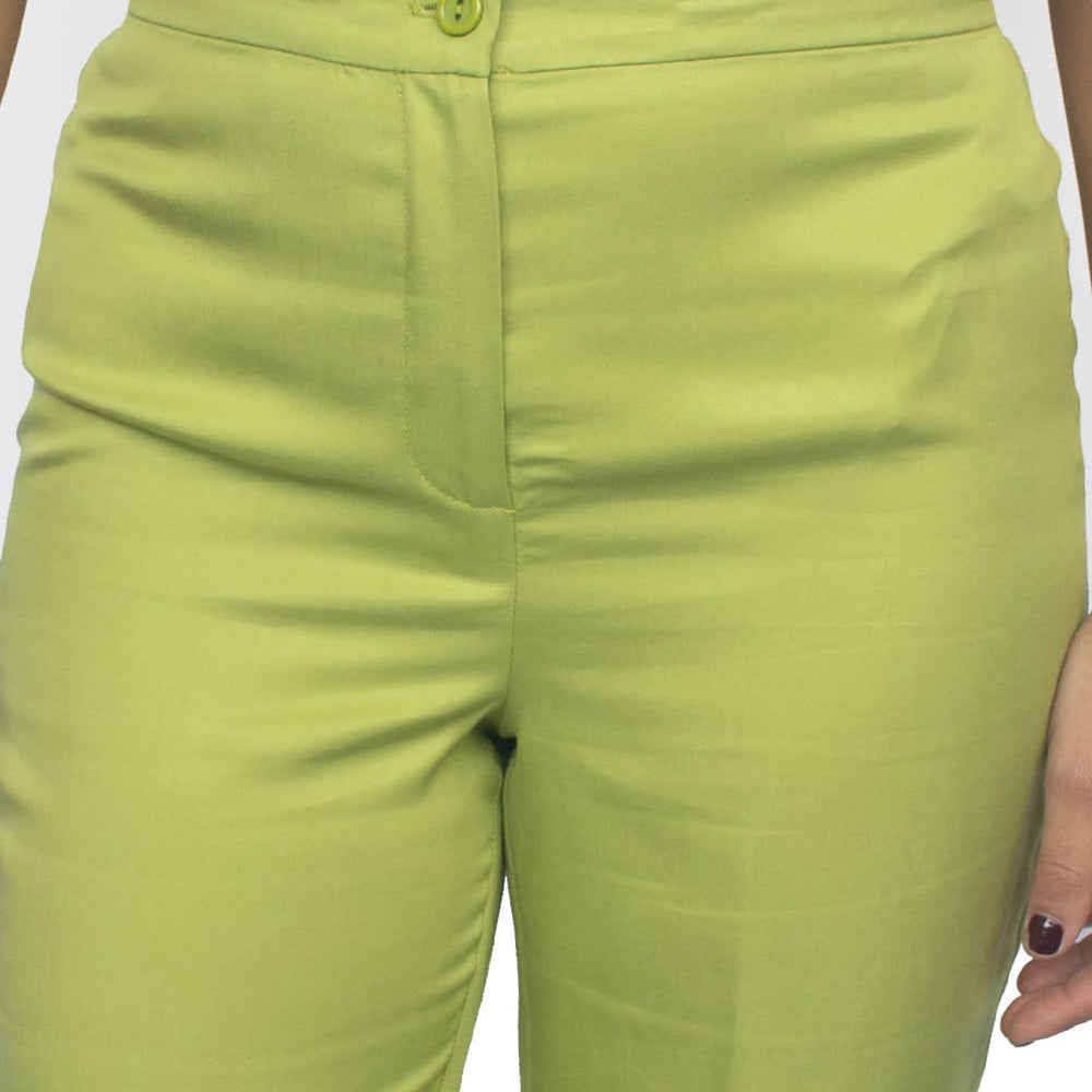 
                      
                        Pantalón verde capri Esenciales
                      
                    